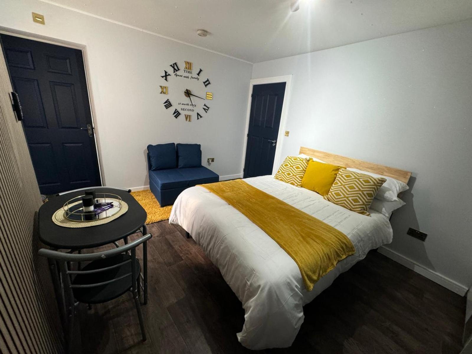 Newly Renovated Studio In Center Luton  Buitenkant foto